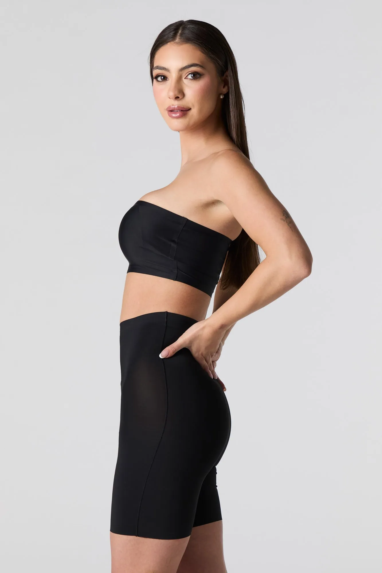 Short gainant invisible à taille haute