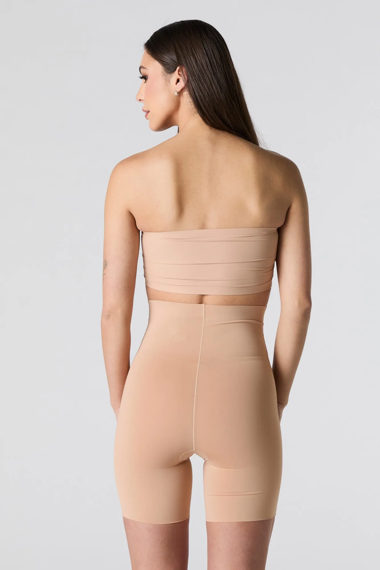 Short gainant invisible à taille haute